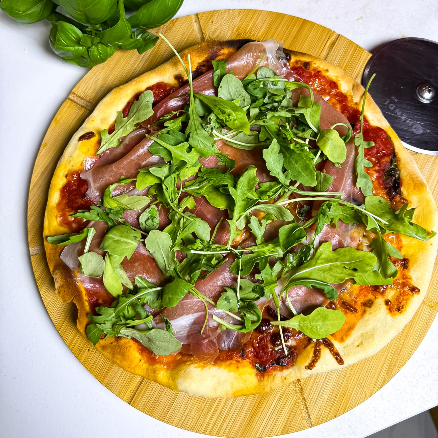 Domowa pizza z włoskim pomidorowym sosem