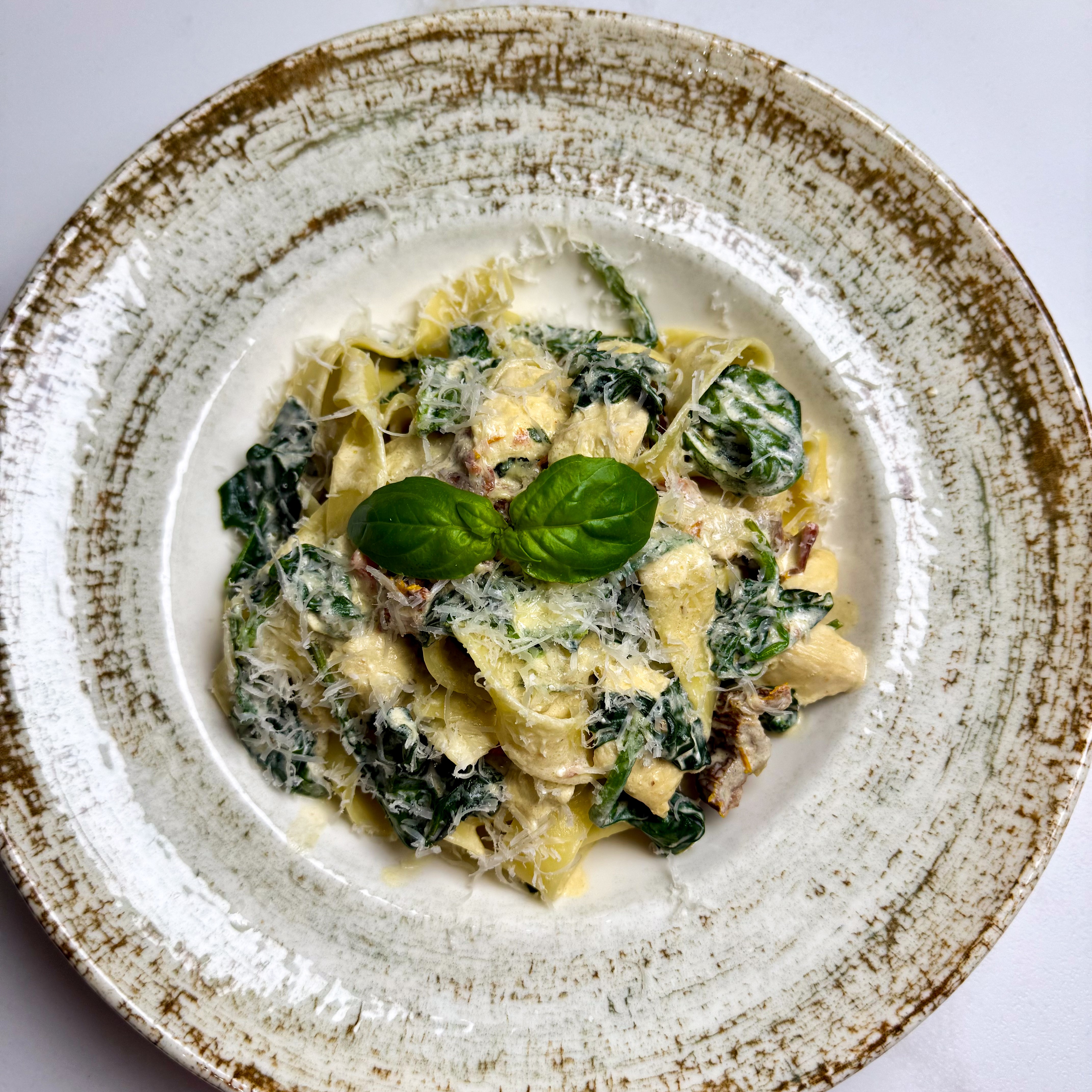 Makaron z kurczakiem i szpinakiem