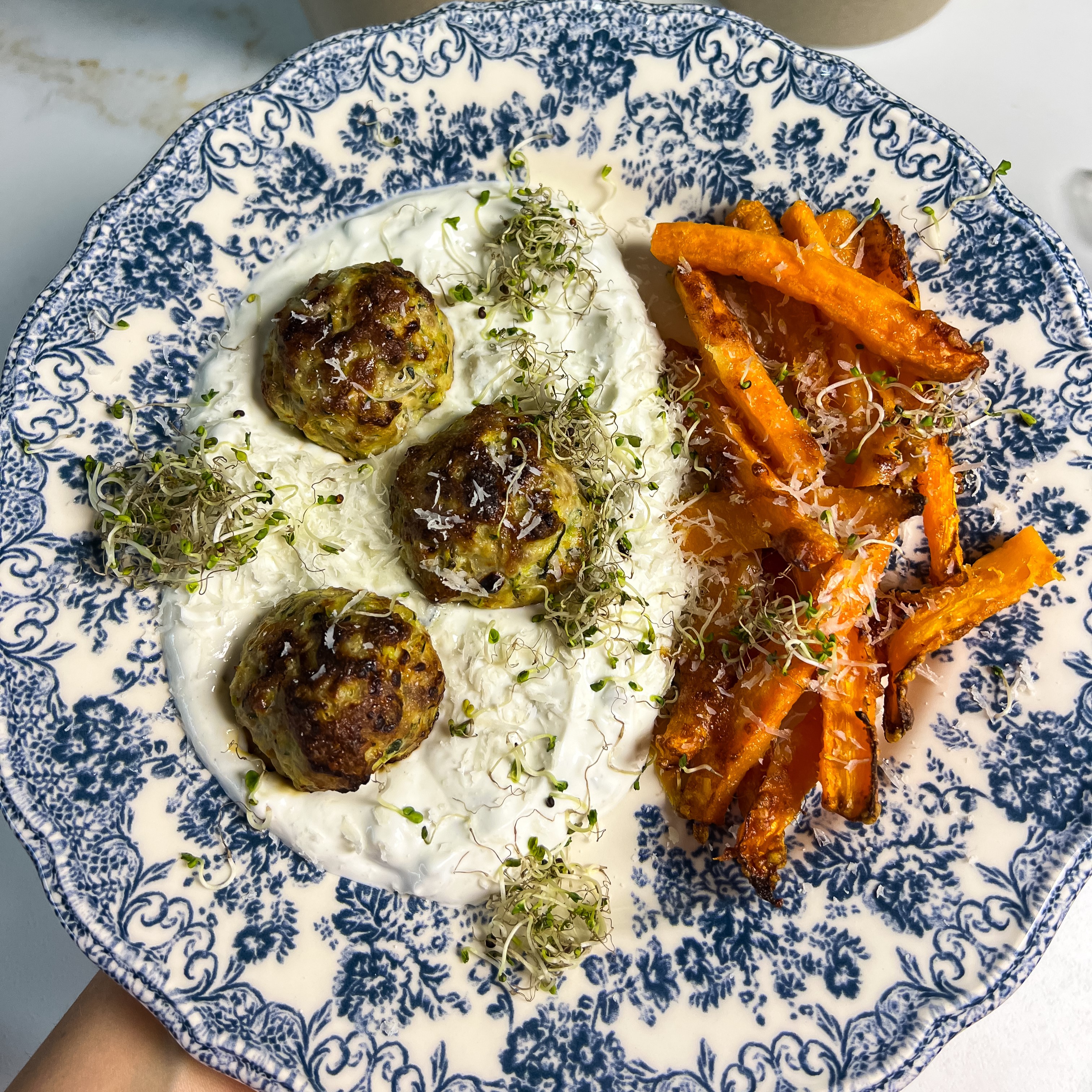 Pieczone pulpety z indyka z cukinią i parmezanem w sosie blue cheese