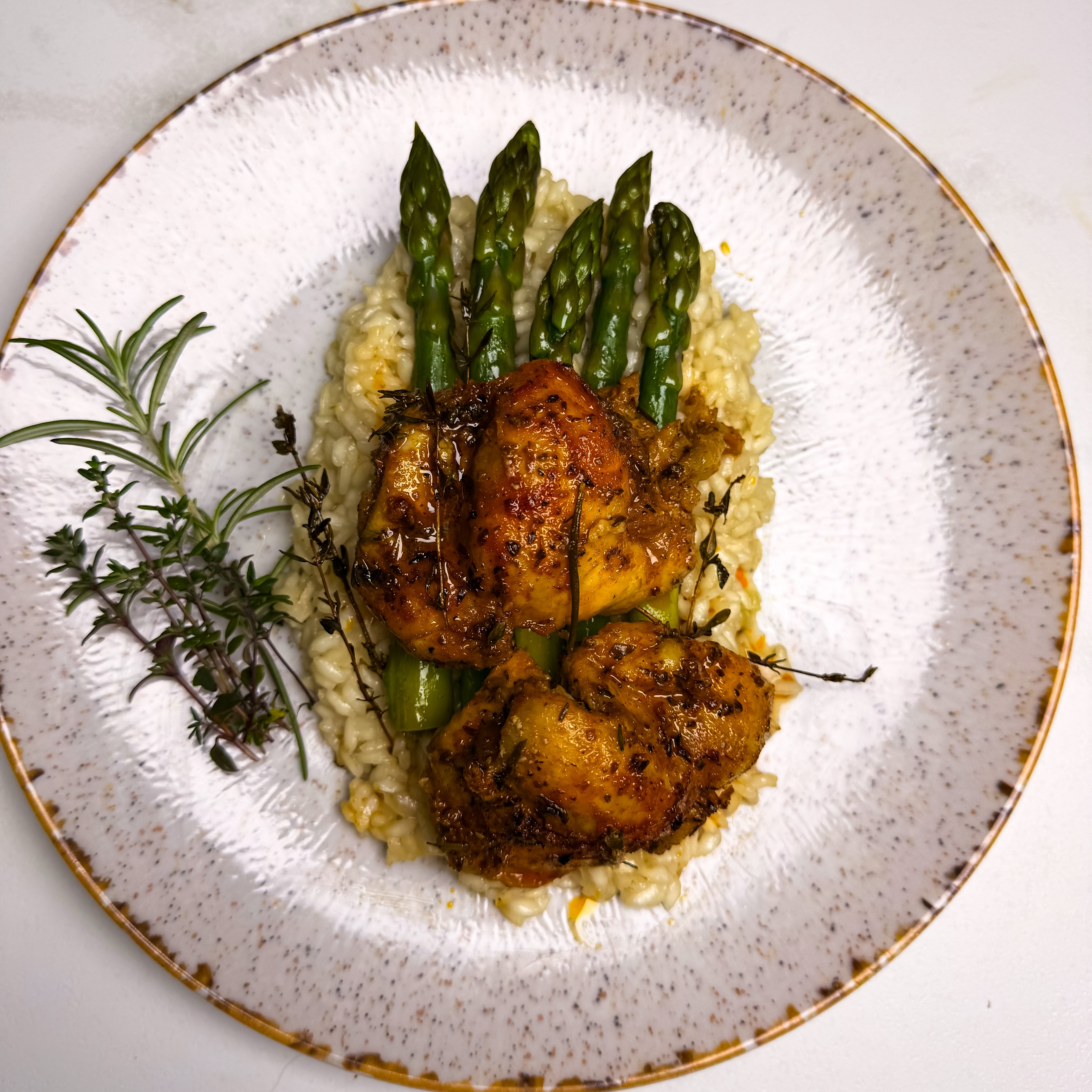 Risotto ze szparagami i udźcem z kurczaka