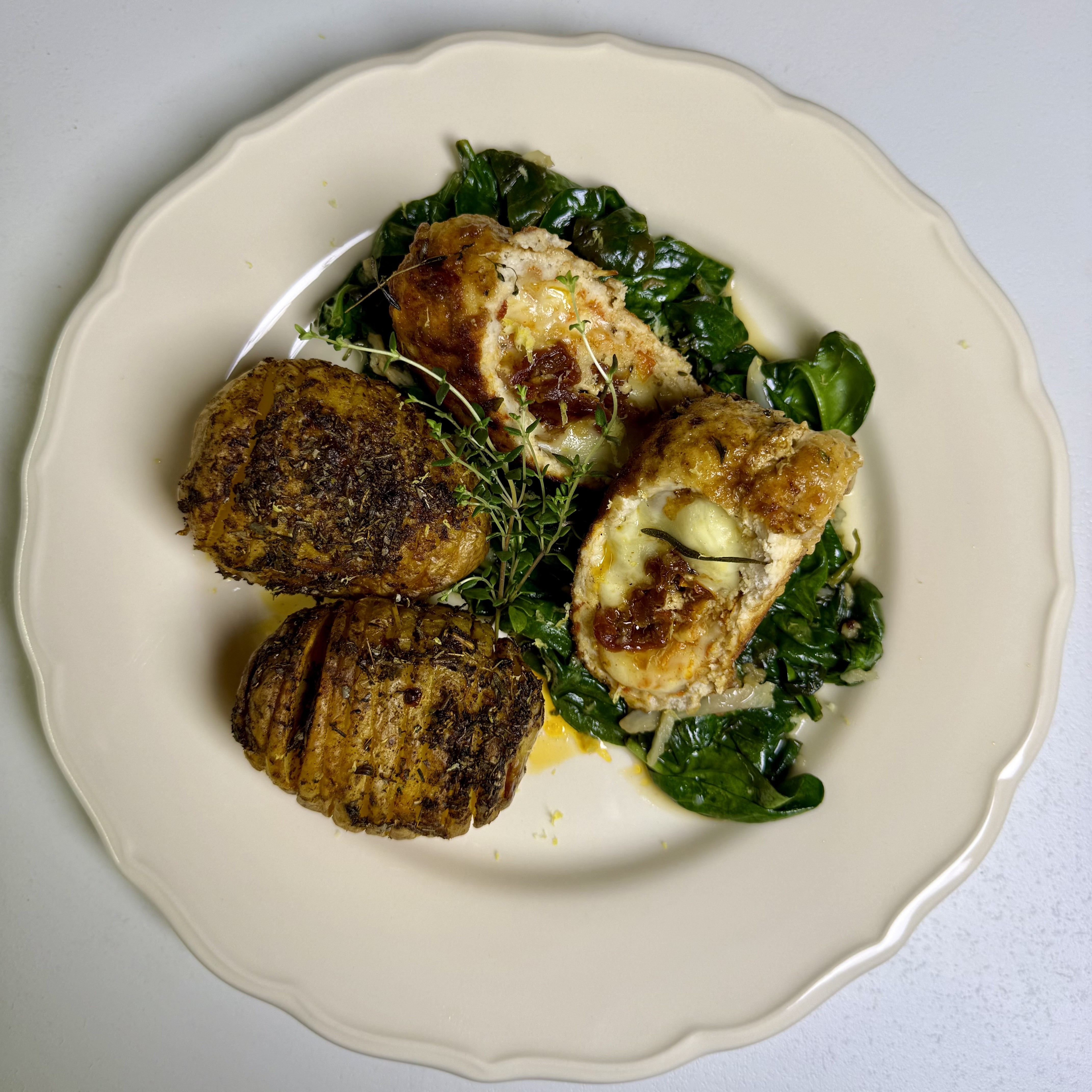 Roladki schabowe z suszonymi pomidorami i serem