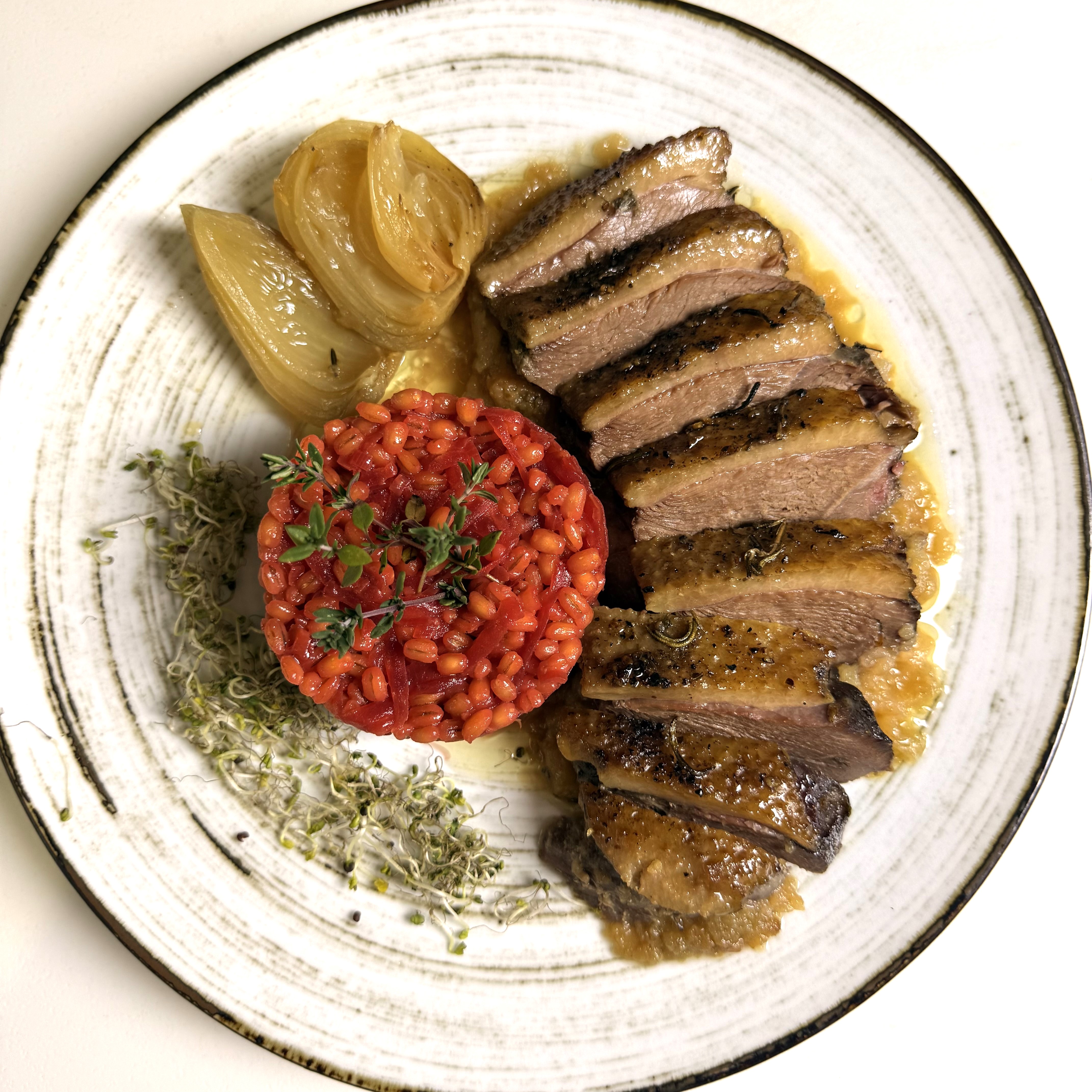 Pieczona gęś z buraczaną kaszą pęczak