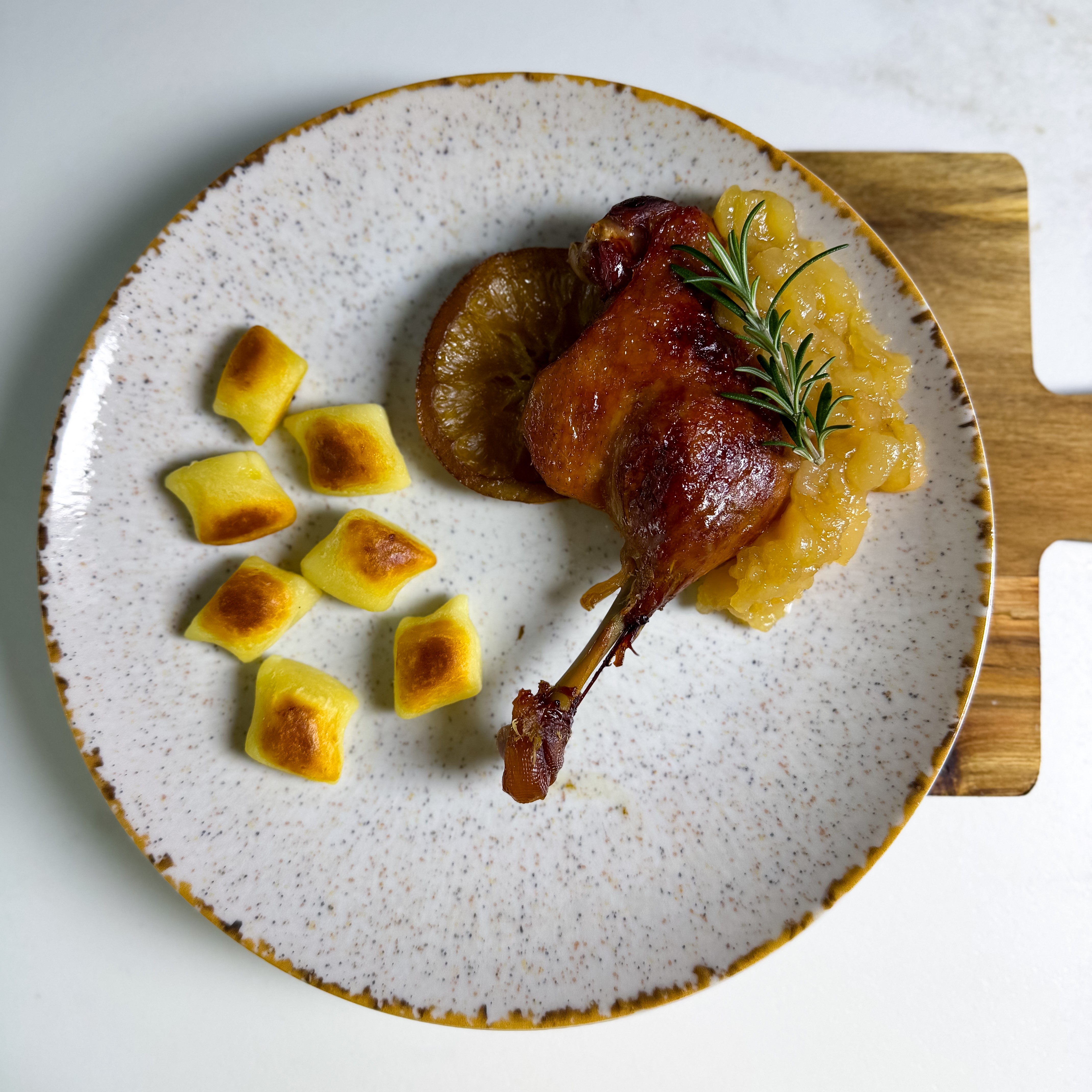 Konfitowana noga z kaczki z dżemem gruszkowym 