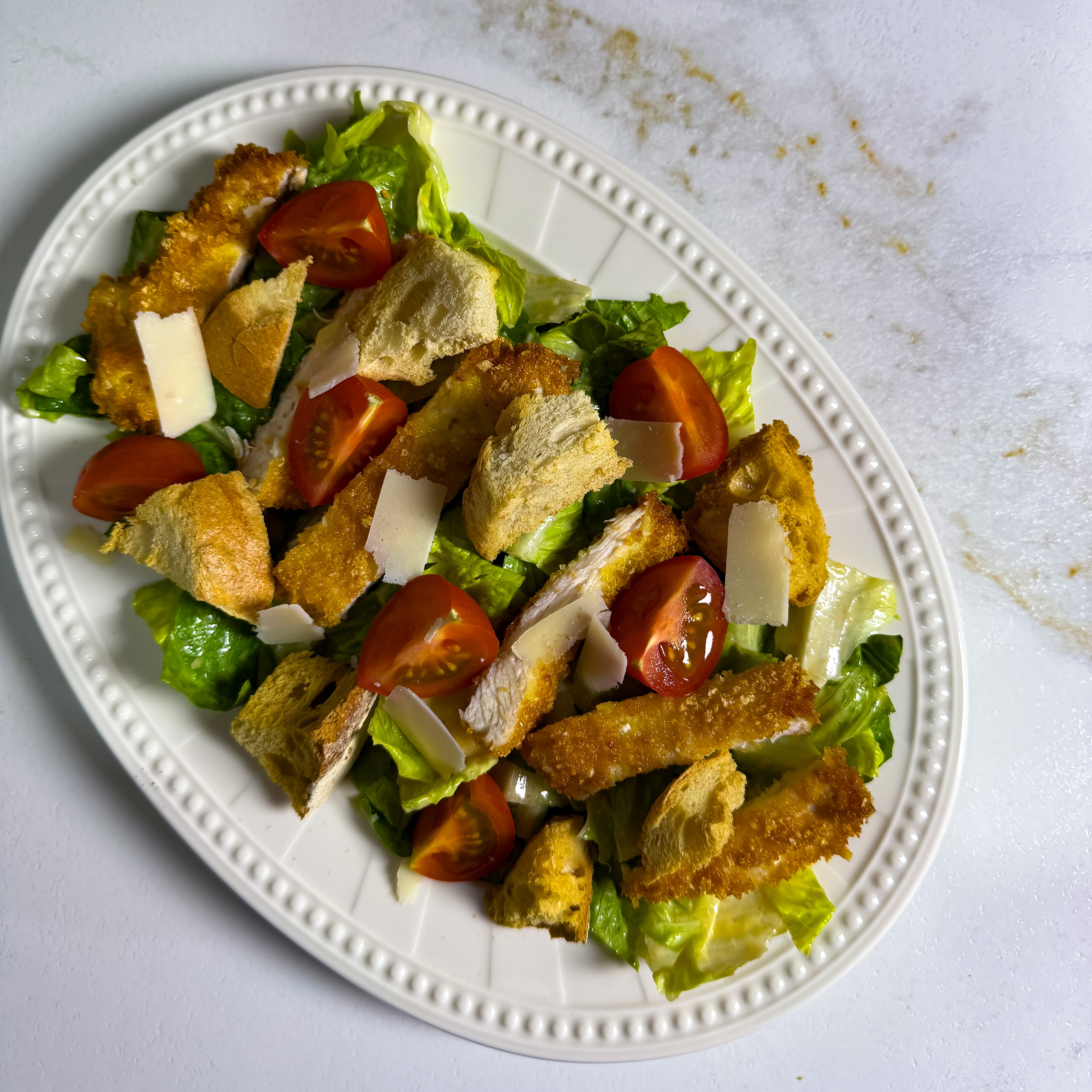 Sałatka Cezar w kurczakiem w panko