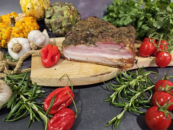 Boczek tradycyjnie pieczony w majeranku